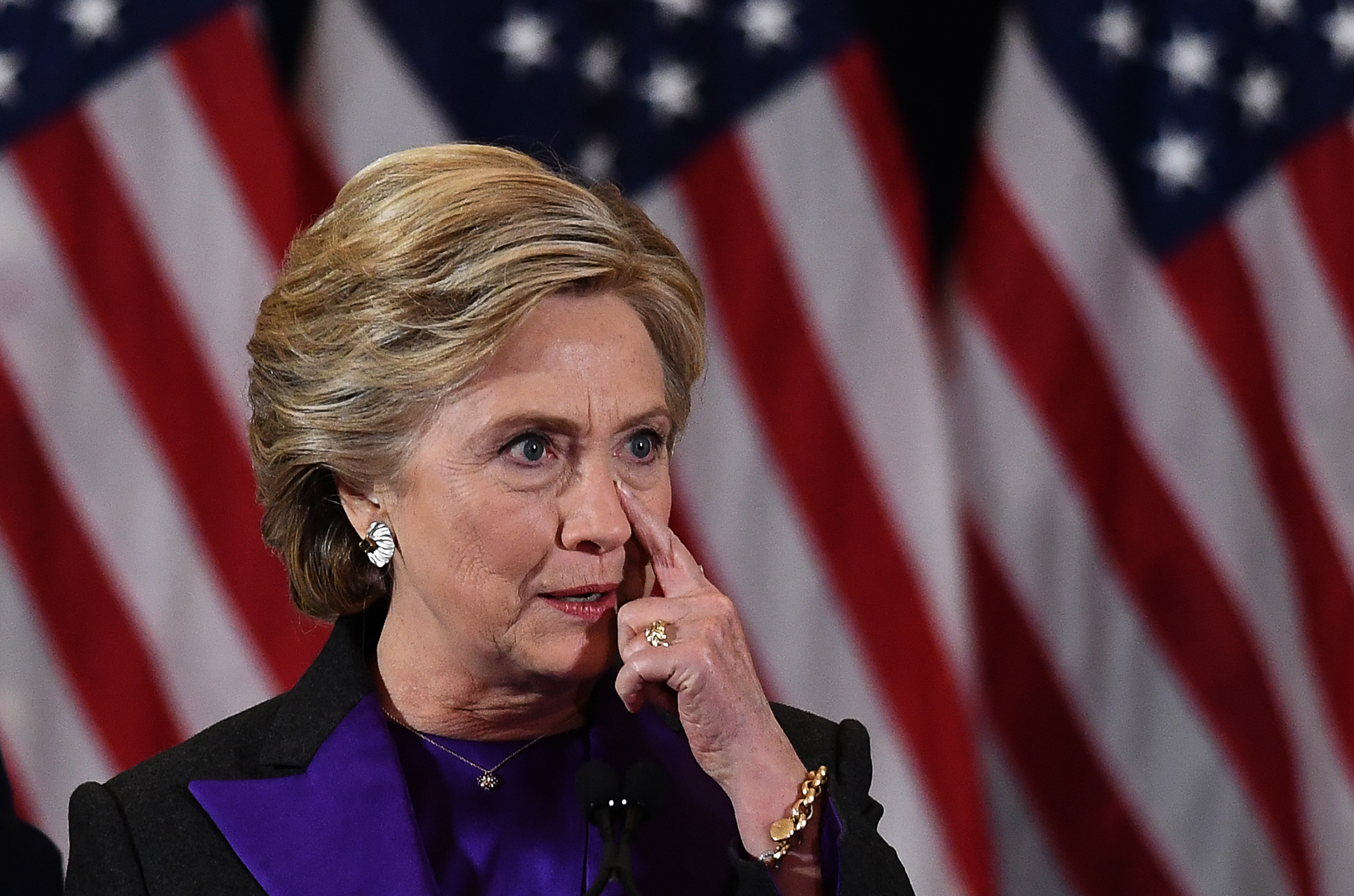 Hillary Clinton culpa parcialmente al director del FBI por su derrota