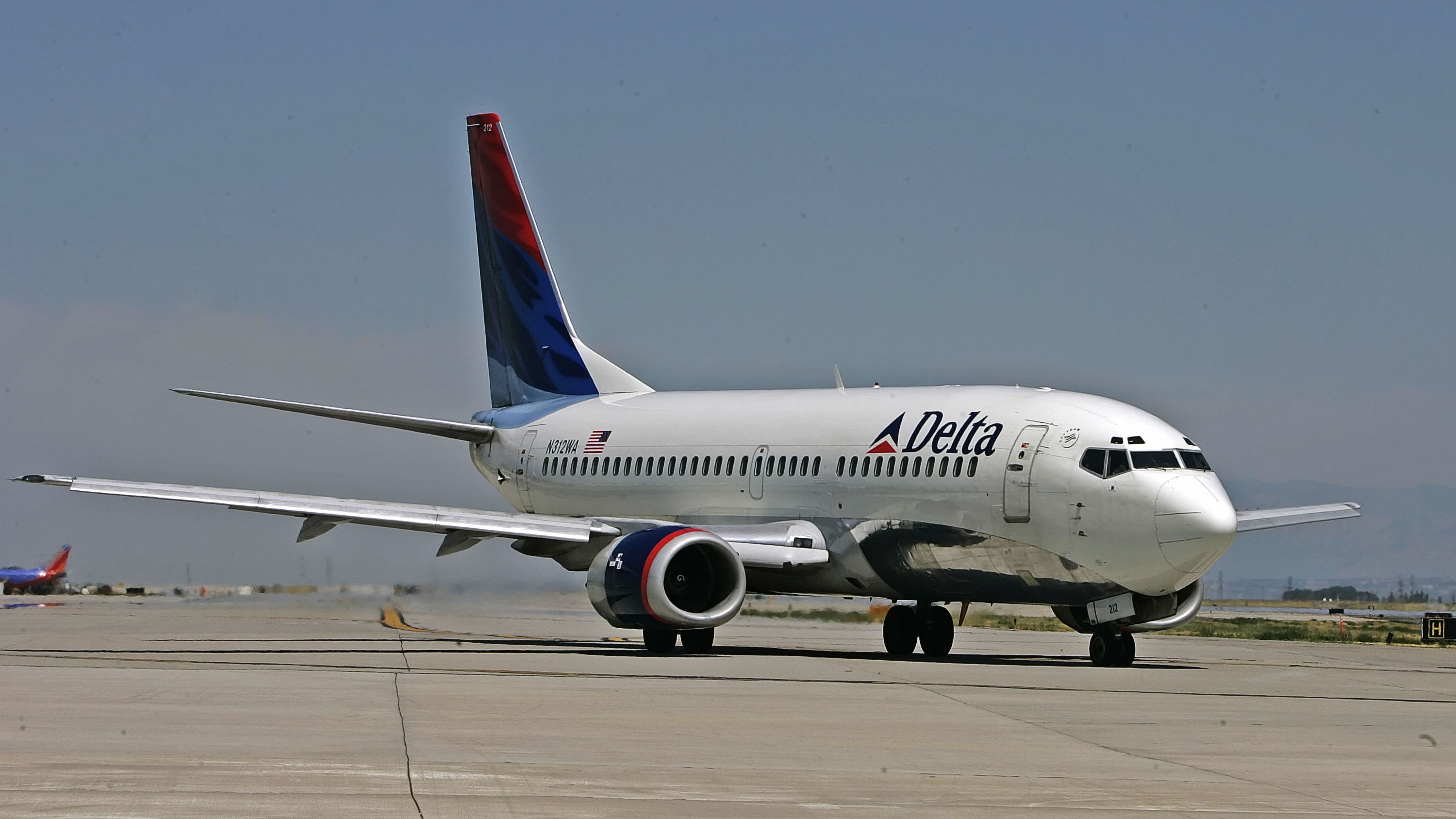 La aerolínea Delta veta a seguidor de Trump por insultos en un vuelo